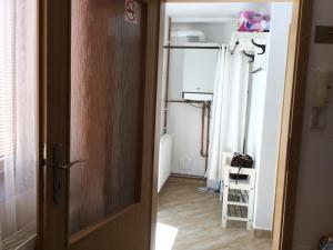 uma porta aberta para um quarto com um armário em JUDIA em Litomyšl