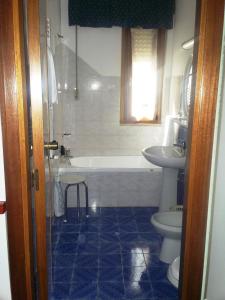 e bagno con vasca, servizi igienici e lavandino. di Hotel Gaggiano a San Giovanni Rotondo