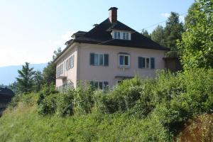 ein Haus auf einem Hügel mit Bäumen in der Unterkunft Pro's Villa Nassfeld-Pressegger See in Hermagor