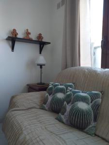 Un dormitorio con una cama con almohadas encima. en Bungalow Playa Bastian - Piscina climatizada - Wifi - Playa 1 min., en Costa Teguise