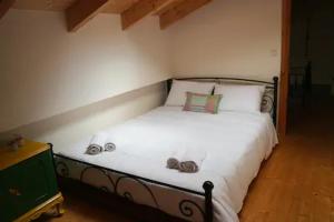 A bed or beds in a room at luxurious apartments Angelina