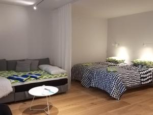 En eller flere senge i et værelse på Studiohuoneisto Lohjan keskusta 2