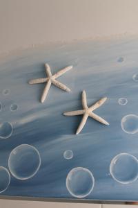 a cake with two starfish on top of the ocean at La casa del pescatore in Oliveri