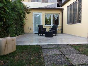 een patio met stoelen en een tafel voor een huis bij Giardino in laguna in Murano