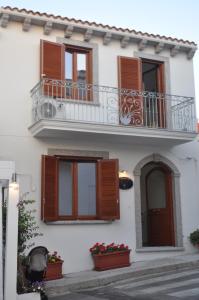 een wit gebouw met ramen en een balkon bij Suites de Mar in Santa Teresa Gallura