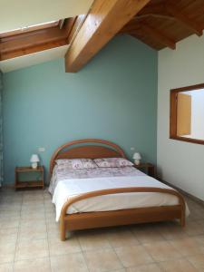 a bedroom with a bed with a wooden headboard at Nel Blu in Limido Comasco