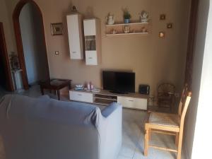 a living room with a couch and a tv at La casa del corso in Rodi Garganico