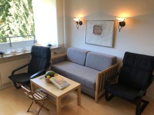 sala de estar con sofá y 2 sillas en Relax 1, en Hahnenklee-Bockswiese