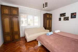 uma sala de estar com uma cama e um sofá em House of Tea em Bjelovar