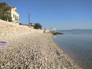 a rocky beach with a purple frisbee on it at Guesthouse Lidija in Sutivan