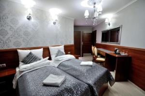 um quarto com uma cama com duas toalhas em Api IV Zakopane em Zakopane