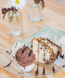 um prato com um gelado de chocolate e um pedaço de pão em Le Suite del Corso em Siracusa