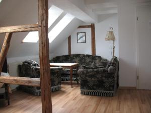 a living room with a couch and a table at Pension Hinz & Kunz in Weimar