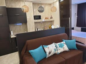 a living room with a couch and a bed at Apartment Luxe Paris in Odesa