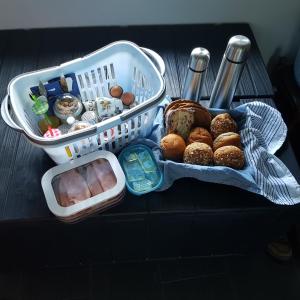 een container met voedsel bovenop een tafel bij B&b Broodhuis Kerkrade in Kerkrade