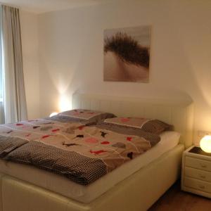 ein Schlafzimmer mit einem Bett mit einer Decke darauf in der Unterkunft 4* + 5* Luxury Apartments in Sankt Gilgen