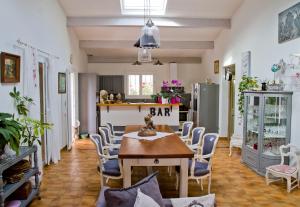 cocina y comedor con mesa y sillas en Suite familiale de charme en Provence en Mirabeau