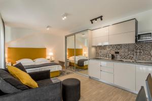 cocina y sala de estar con cama y sofá en 2NIGHTSTUDIOS en Split