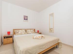 クリムノにあるApartment F-1 Klimnoのベッドとタオル2枚のある寝室