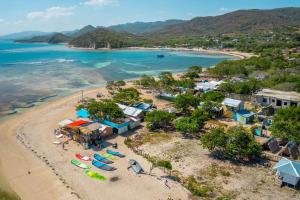 eine Luftansicht auf einen Strand mit einem Resort in der Unterkunft Buen Hombre Kite School with Accommodations in La Costa de Buen Hombre