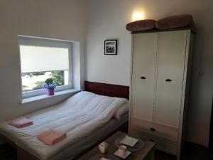 Ustecka Przystan في أوستكا: غرفة نوم صغيرة بها سرير ونافذة