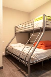 Zimmer mit Etagenbett und 2 Etagenbetten in der Unterkunft Hostel Catedral Burgos in Burgos