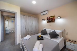 um quarto com uma cama com toalhas em Ifi Sea House em Nikiana