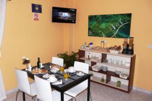 A television and/or entertainment centre at Pension Casa Carmela