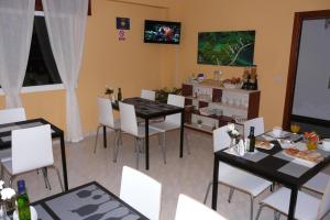 A television and/or entertainment centre at Pension Casa Carmela