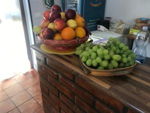 dos cestas de fruta sentadas sobre un mostrador en Populus, en Siracusa