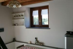 cocina con ventana y encimera en Casale dei Lamponi a "le Moline" vita in fattoria, en Vetralla