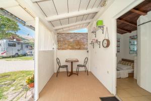a patio with a table and chairs and a trailer at Camp Mali bungalow in Baška