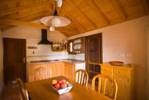 una cocina con una mesa con un bol de fruta. en Casa Rural Los Patos en Hermigua