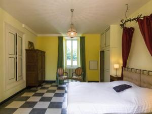 una camera da letto con un letto e un pavimento a scacchi di Castle Apartment in Chaleix by Forest a Chaleix