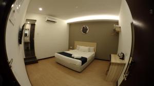 Postel nebo postele na pokoji v ubytování 1 Orange Hotel Sungai Buloh