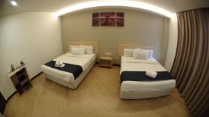 Postel nebo postele na pokoji v ubytování 1 Orange Hotel Sungai Buloh