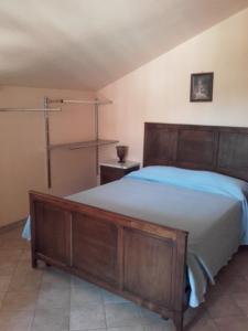 a bedroom with a large wooden bed in a room at Agriturismo Doremi in Vignolo