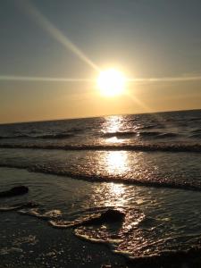 un tramonto sulla spiaggia con l'oceano di Le Manoir de la Pichardière a Cherrueix