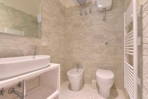 ein weißes Bad mit einem Waschbecken und einem WC in der Unterkunft I Battenti in Galatina