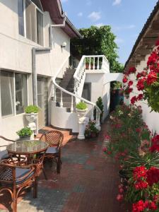 un patio con mesa, sillas y flores en Casa Mediterana, en 2 Mai