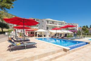 Bazén v ubytování Gem of the sea luxury beach apartment with brand new heating infinity pool nebo v jeho okolí