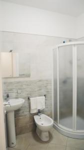 利帕里的住宿－Le 7 sorelle，一间带水槽、卫生间和淋浴的浴室