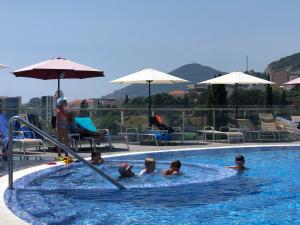 Bazén v ubytování ApartHotel Belvedere Residence Becici Budva nebo v jeho okolí