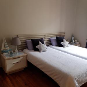 twee bedden met kussens in een slaapkamer bij La casa de Maria in San Sebastian