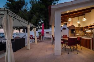 Restaurace v ubytování Gem of the sea luxury beach apartment with brand new heating infinity pool