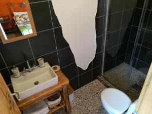 Koupelna v ubytování Wine House Rakar