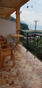 Φωτογραφία από το άλμπουμ του Yellow House - Vaja σε Sarpi