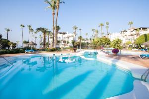 Bazén v ubytovaní Hanami Alcazaba Beach Front Sea View alebo v jeho blízkosti