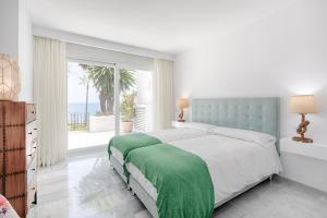 Posteľ alebo postele v izbe v ubytovaní Hanami Alcazaba Beach Front Sea View