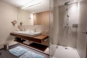 y baño con lavabo y ducha. en Hotel Garni Tannleger B&B, en Brand